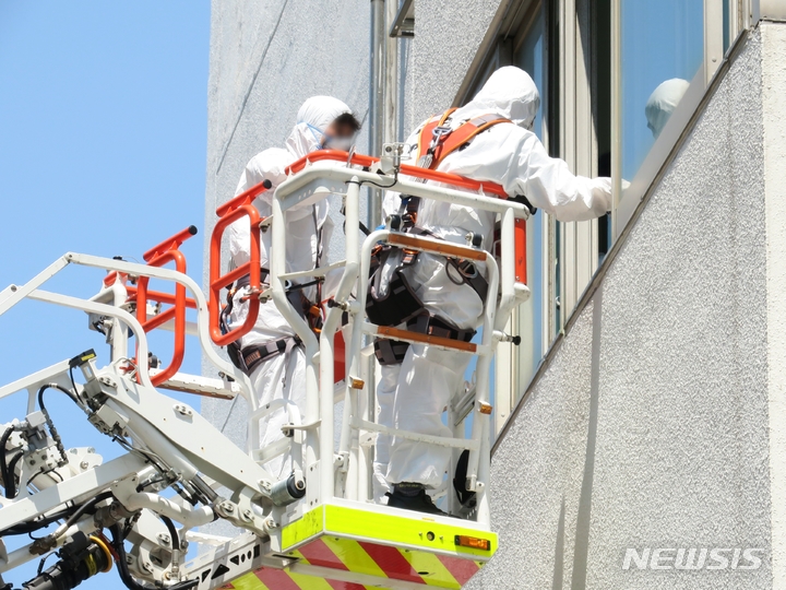 [인천=뉴시스] 김동영 기자 = 15일 오전 인천 미추홀구 인하대학교에서 과학수사대 관계자들이 20대 여대생이 숨진 사건과 관련 현장 감식을 하고 있다. 2022.07.15. dy0121@newsis.com 