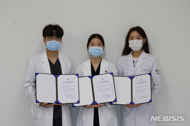 [전주=뉴시스]윤난슬 기자 = 전북대 동물병원 수의사(왼쪽부터 정승훈, 지예원, 임해린).(사진=전북대 제공) 