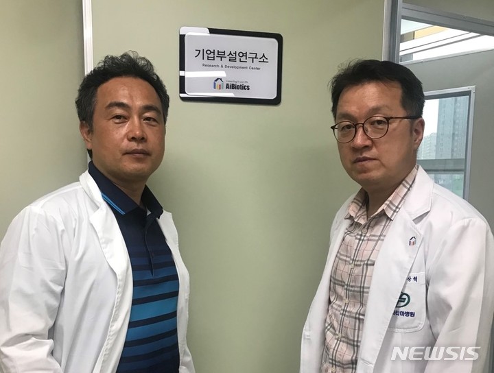 [창원=뉴시스] ㈜에이아이바이오틱스 마상배(왼쪽)·마상혁 공동대표.