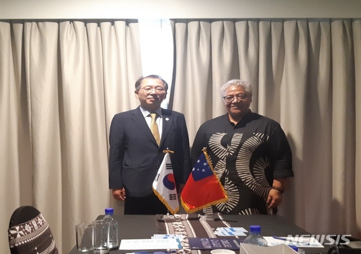 [서울=뉴시스] 조승환 해양수산부 장관이 사모아 총리와 면담하는 모습. 