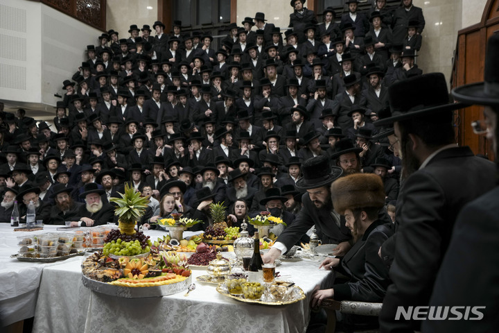 [서울=AP/뉴시스] 군 경험이 없는 초정통파 이스라엘 유대인 '하레디' 남성 약 2000명이 이스라엘방위군(IDF)에 자원했다고 지난 1일(현지시간) 미국 워싱턴포스트(WP)가 보도했다. 사진은 지난해 1월16일 초정통파 유대인들이 이스라엘 브네이브락에서 '투 비슈바트' 또는 '나무의 새해'라고 불리는 유대교 축제를 기념하고 있는 모습. 2023.11.03.