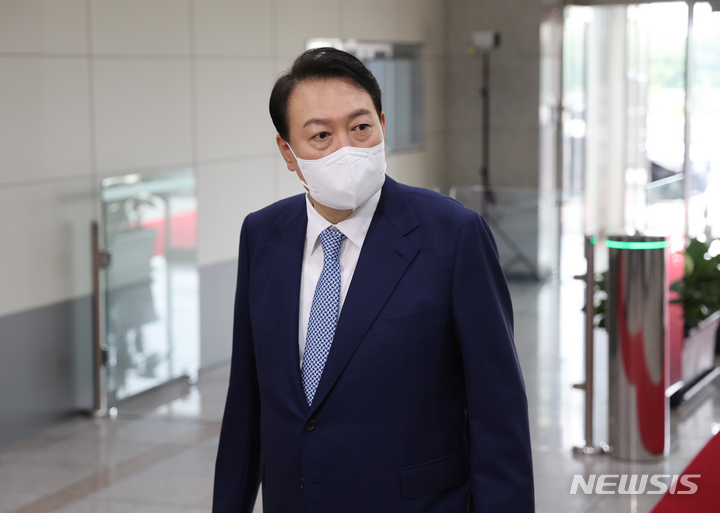 [서울=뉴시스] 전신 기자 = 윤석열 대통령이 15일 서울 용산 대통령실 청사로 출근하며 취재진 질문에 답변하고 있다. (대통령실통신사진기자단) 2022.07.15. photo1006@newsis.com