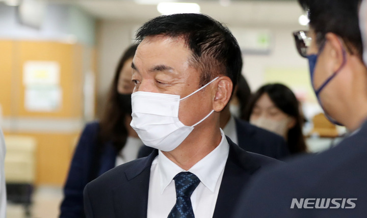 [서울=뉴시스] 추상철 기자 = 권오수 전 도이치모터스 회장이 지난해 7월15일 오전 서울 서초구 서울중앙지방법원에서 '도이치모터스 주가조작' 혐의와 관련한 16차 공판에 출석하고 있다. 2022.07.15. scchoo@newsis.com