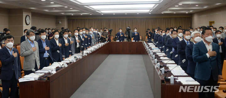 [전주=뉴시스] 김얼 기자 = 김관영 전북도지사를 비롯한 관계자들이 15일 전북 전주시 전북도청 종합상황실에서 열린 전북 국회의원·도·시군 예산정책협의회에 참석해 국민의례를 하고 있다. 2022.07.15. pmkeul@newsis.com