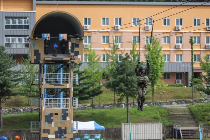 [서울=뉴시스] 육군사관학교 3학년 생도들이 지난 6월 27일부터 특수전학교에서 공수기본 강하 훈련을 실시했다고 15일 밝혔다. 육사 생도가 모형문에서 강하 훈련을 하고 있다. (사진=육군사관학교 제공) 2022.07.15. photo@newsis.com *재판매 및 DB 금지
