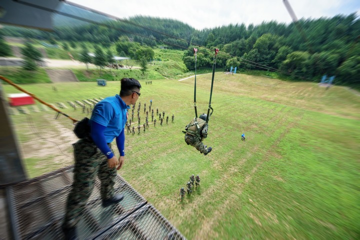 [서울=뉴시스] 육군사관학교 3학년 생도들이 지난 6월 27일부터 특수전학교에서 공수기본 강하 훈련을 실시했다고 15일 밝혔다. 육사 생도가 모형문에서 강하 훈련을 하고 있다. (사진=육군사관학교 제공) 2022.07.15. photo@newsis.com *재판매 및 DB 금지