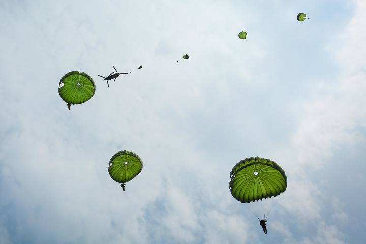 [서울=뉴시스] 육군사관학교 3학년 생도들이 지난 6월 27일부터 특수전학교에서 공수기본 강하 훈련을 실시했다고 15일 밝혔다. 육사 생도들이 기체 강하를 하고 있다. (사진=육군사관학교 제공) 2022.07.15. photo@newsis.com *재판매 및 DB 금지