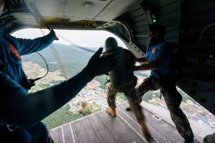 [서울=뉴시스] 육군사관학교 3학년 생도들이 지난 6월 27일부터 특수전학교에서 공수기본 강하 훈련을 실시했다고 15일 밝혔다. 육사 생도들이 기체 강하를 하고 있다. (사진=육군사관학교 제공) 2022.07.15. photo@newsis.com *재판매 및 DB 금지