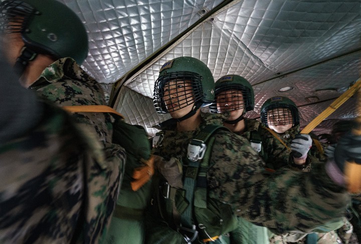 [서울=뉴시스] 육군사관학교 3학년 생도들이 지난 6월 27일부터 특수전학교에서 공수기본 강하 훈련을 실시했다고 15일 밝혔다. 육사 생도들이 헬기에서 기체 강하 준비를 하고 있다. (사진=육군사관학교 제공) 2022.07.15. photo@newsis.com *재판매 및 DB 금지