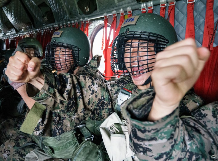[서울=뉴시스] 육군사관학교 3학년 생도들이 지난 6월 27일부터 특수전학교에서 공수기본 강하 훈련을 실시했다고 15일 밝혔다. 육사 생도들이 기체 강하 전 파이팅을 외치고 있다. (사진=육군사관학교 제공) 2022.07.15. photo@newsis.com *재판매 및 DB 금지