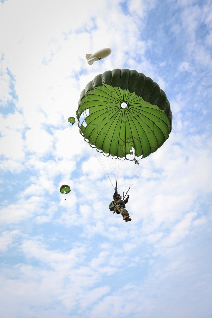 [서울=뉴시스] 육군사관학교 3학년 생도들이 지난 6월 27일부터 특수전학교에서 공수기본 강하 훈련을 실시했다고 15일 밝혔다. 육사 생도들이 강하 하고 있다. (사진=육군사관학교 제공) 2022.07.15. photo@newsis.com *재판매 및 DB 금지