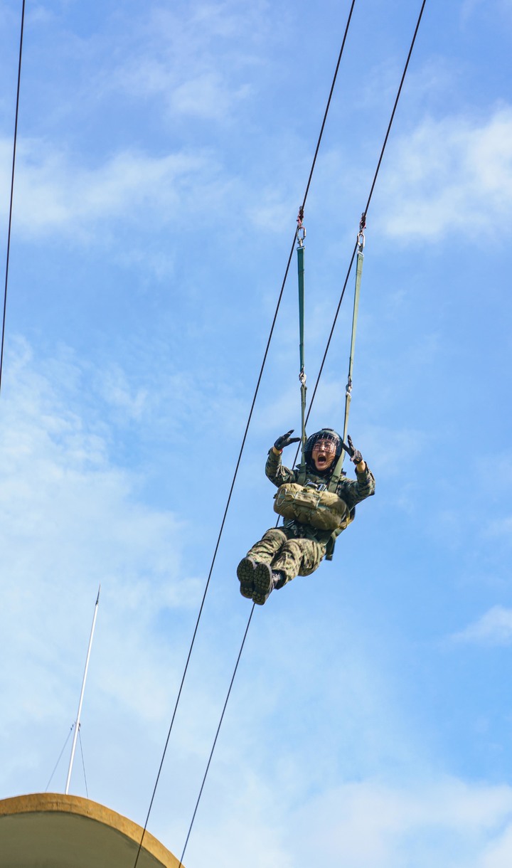 [서울=뉴시스] 육군사관학교 3학년 생도들이 지난 6월 27일부터 특수전학교에서 공수기본 강하 훈련을 실시했다고 15일 밝혔다. 육사 생도가 강하 중 발생할 수 있는 응급상황 대처동작을 숙달하고 있다. (사진=육군사관학교 제공) 2022.07.15. photo@newsis.com *재판매 및 DB 금지