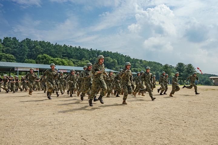 [서울=뉴시스] 육군사관학교 3학년 생도들이 지난 6월 27일부터 특수전학교에서 공수기본 강하 훈련을 실시했다고 15일 밝혔다. 육사 생도들이 공수기본 지상훈련을 하고 있다. (사진=육군사관학교 제공) 2022.07.15. photo@newsis.com *재판매 및 DB 금지