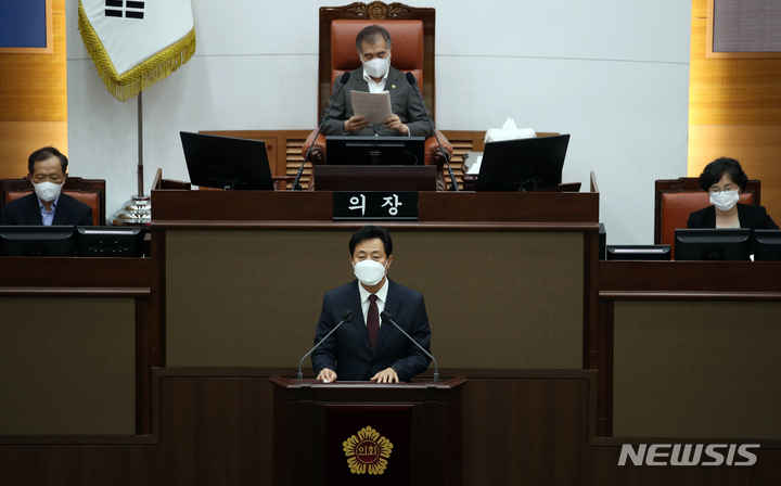 [서울=뉴시스] 고승민 기자 = 오세훈 서울시장이 지난 15일 서울시의회에서 열린 제311회 임시회 제1차 본회의에서 2022년도 제2회 추가경정예산안에 대한 시정연설을 하고 있다. 2022.07.15. kkssmm99@newsis.com