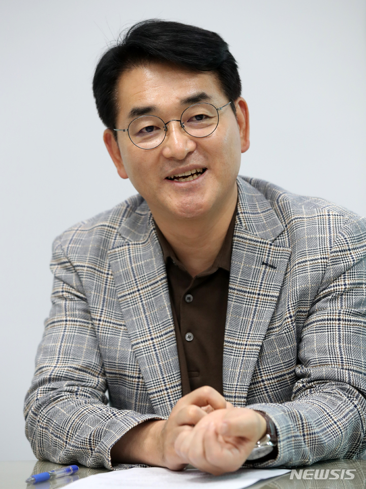 [서울=뉴시스] 고범준 기자 = 당 대표에 도전하는 박용진 더불어민주당 의원이 15일 서울 여의도 국회의원회관 의원실에서 뉴시스와 인터뷰를 하고 있다. 2022.07.16. bjko@newsis.com