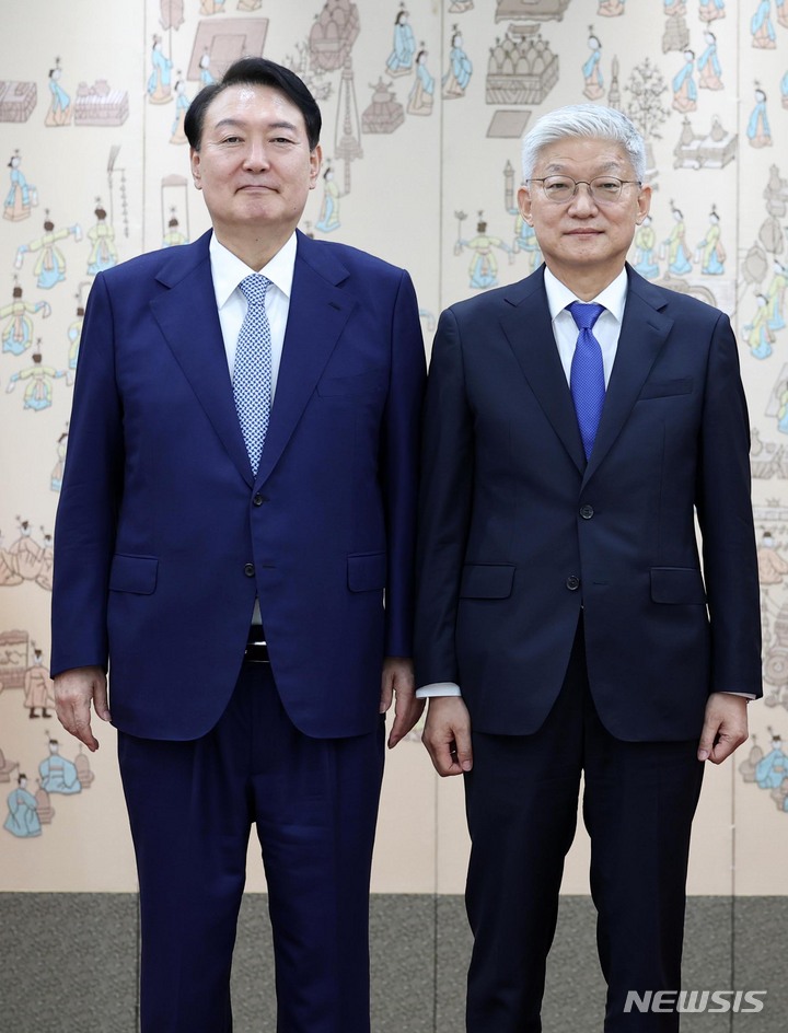 [서울=뉴시스] 전신 기자 = 윤석열 대통령이 지난해 7월15일 서울 용산 대통령실 청사에서 윤덕민 주일대사에게 신임장을 수여하고 있다. (대통령실통신사진기자단) 2023.03.12. photo1006@newsis.com