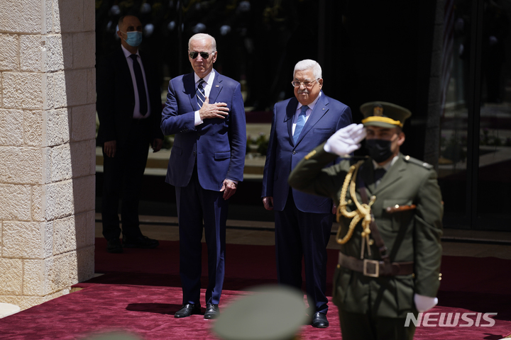[베들레헴=AP/뉴시스]조 바이든 미국 대통령이 15일(현지시간) 베들레헴 서안 지구를 방문, 마무드 아바스 팔레스타인 자치 정부 의장과 만난 모습. 2022.07.15.