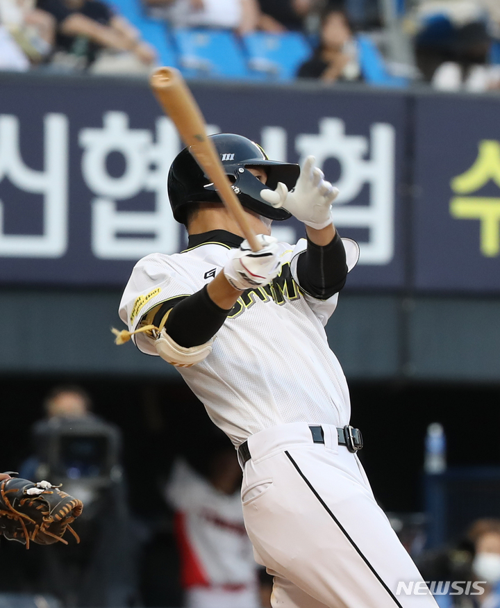 [서울=뉴시스] 조수정 기자 = 15일 오후 서울 송파구 잠실야구장에서 열린 2022 KBO 퓨처스리그 올스타전에서 남부리그 상무 나승엽이 5회말 1사 주자3루 우익수 희생플라이를 날리고 있다. 이때 3루 양승혁이 홈으로 들어오며 1점 추가했다. 2022.07.15. chocrystal@newsis.com