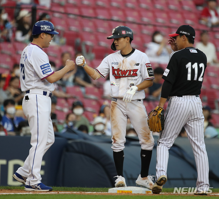 [서울=뉴시스] 조수정 기자 = 15일 오후 서울 송파구 잠실야구장에서 열린 2022 KBO 퓨처스리그 올스타전에서 남부리그 KT 양승혁이 포수 송구 실책으로 2루 도루 후 3루까지 진루해 인사하고 있다. 퓨처스리그 올스타전은 코로나19 여파로 두 시즌 개최되지 못했다가 3년만에 열렸다. 2022.07.15. chocrystal@newsis.com