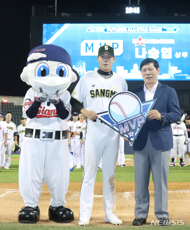 [서울=뉴시스] 조수정 기자 = 15일 오후 서울 송파구 잠실야구장에서 열린 2022 KBO 퓨처스리그 올스타전, MVP를 차지한 남부리그 상무 나승엽이 허구연 총재와 기념촬영 하고 있다. 2022.07.15. chocrystal@newsis.com