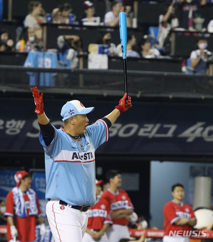 [서울=뉴시스] 조수정 기자 = 15일 오후 서울 송파구 잠실야구장에서 열린 2022 KBO 퓨처스리그 올스타전, 홈런레이스에서 롯데 이대호가 우승을 차지한 후 환호하고 있다. 2022.07.15. chocrystal@newsis.com