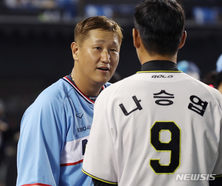 [서울=뉴시스] 조수정 기자 = 15일 오후 서울 송파구 잠실야구장에서 열린 2022 KBO 퓨처스리그 올스타전, 롯데 이대호가 상무 나승엽과 대화하고 있다. 2022.07.15. chocrystal@newsis.com