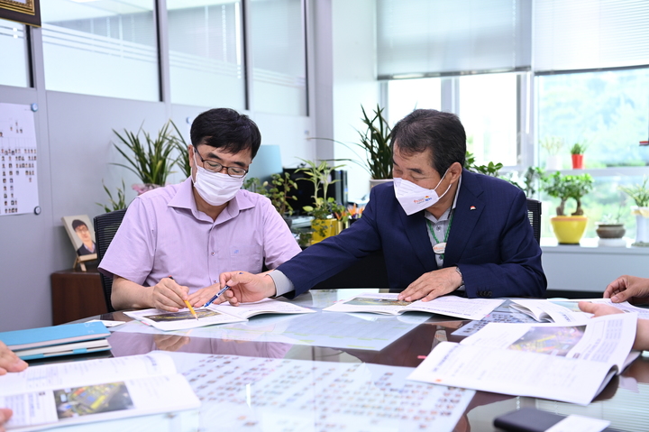 김충섭(오른쪽) 김천시장이 기획재정부를 찾아 내년도 주요 사업을 설명하고 있다. (사진=김천시 제공) *재판매 및 DB 금지