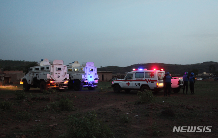 [바마코( 말리)= AP/뉴시스] 말리 수도 바마코의 관광지에서 2022년 7월 15일 서있는 유엔 장갑수송차와 구급차들.&nbsp; 미국 검찰은 말리 정부에게서 인도받은&nbsp; 2015년 호텔과 레스토랑 폭탄 테러의 주범 아흐메이드의 재판을 뉴욕 연방지법원에서 열고 그를 6명의 유엔직원과 미국 시민의 살해혐의로 기소했다.&nbsp; 