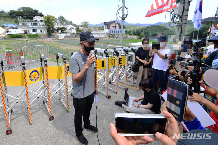 [양산=뉴시스] 차용현 기자 = 16일 오후 문재인 전 대통령 사저가 있는 경남 양산 평산마을에서 서해상에서 북한군에 피살된 고(故) 이대준씨의 친형 이래진씨가 1인 시위에 앞서 언론과 기자회견을 하고 있다. 2022.07.16. con@newsis.com