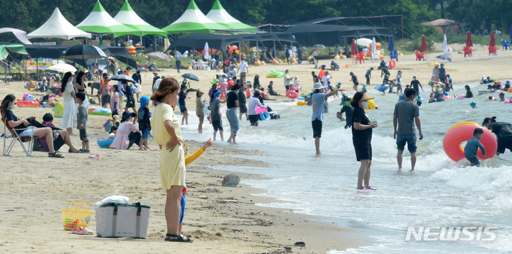 [부안=뉴시스] 김얼 기자 = 무더위가 기승을 부리고 있는 16일 전북 부안군 변산해수욕장을 찾은 시민들이 더위를 식히기 위해 물놀이를 하고 있다. 2022.07.16. pmkeul@newsis.com