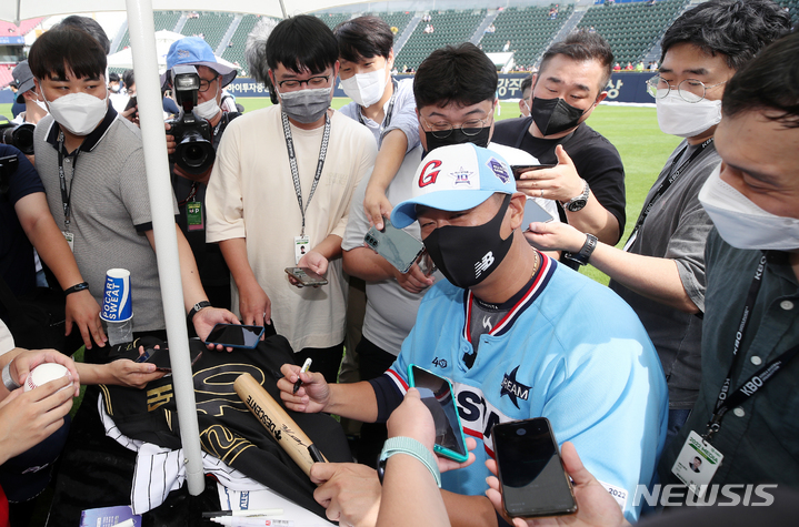 [서울=뉴시스] 조성우 기자 = 16일 오후 서울 송파구 잠실야구장에서 2022 KBO 올스타전전 드림 올스타와 나눔 올스타의 경기 전 열린 팬사인회에서 이대호가 팬들에게 사인을 해주고 있다. 2022.07.16. xconfind@newsis.com