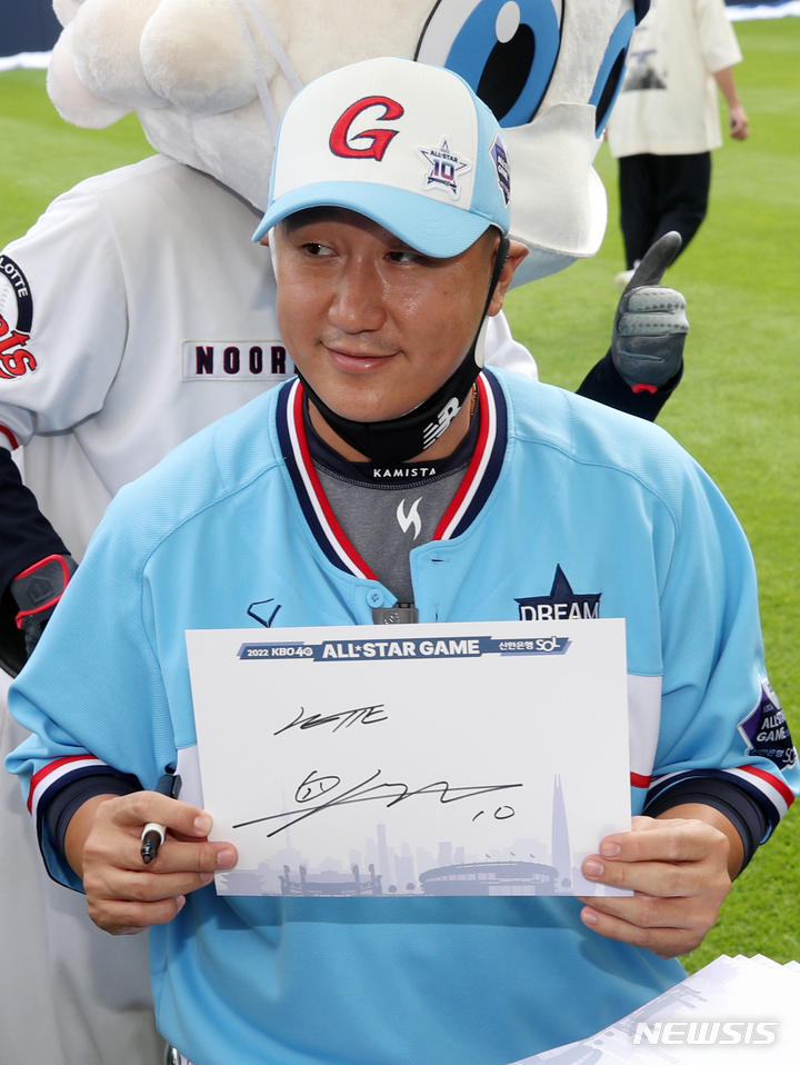[서울=뉴시스] 조성우 기자 = 16일 오후 서울 송파구 잠실야구장에서 2022 KBO 올스타전전 드림 올스타와 나눔 올스타의 경기 전 열린 팬사인회에서 이대호가 팬들에게 사인을 해주고 있다. 2022.07.16. xconfind@newsis.com