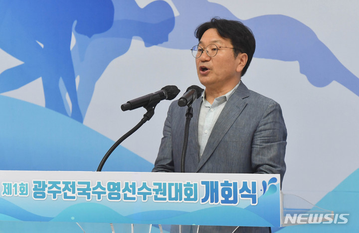 [광주=뉴시스] 변재훈 기자 = 강기정 광주시장이 16일 광주 광산구 남부대학교 시립국제수영장에서 열린 제1회 광주전국수영선수권대회 개회식에 참석해 환영사를 하고 있다. 2022.07.16. wisdom21@newsis.com