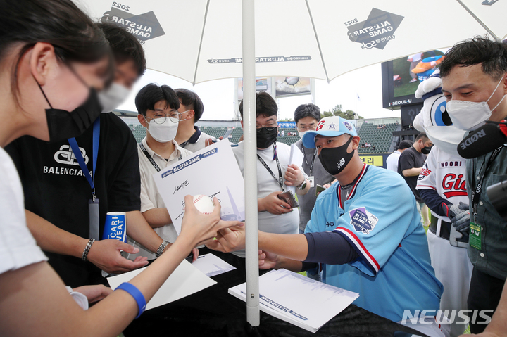 [서울=뉴시스] 조성우 기자 = 16일 오후 서울 송파구 잠실야구장에서 2022 KBO 올스타전전 드림 올스타와 나눔 올스타의 경기 전 열린 팬사인회에서 이대호가 팬들에게 사인을 해주고 있다. 2022.07.16. xconfind@newsis.com