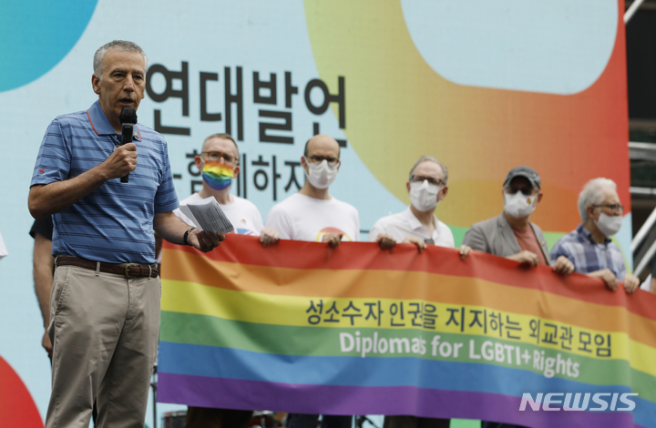 [서울=뉴시스] 고승민 기자 = 필립 골드버그 주한미국대사가 16일 서울광장에서 열린 퀴어문화축제에 참석해 연대발언을 하고 있다. 2022.07.16. kkssmm99@newsis.com