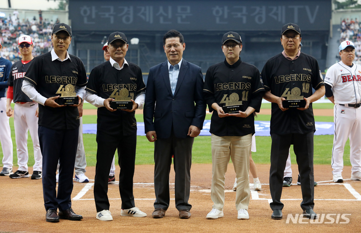 [서울=뉴시스] 조성우 기자 = 16일 오후 서울 송파구 잠실야구장에서 열린 2022 KBO 올스타전 드림 올스타와 나눔 올스타의 경기 전 KBO 40주년 레전드에 선정된 이승엽, 이종범, 선동열과 고 최동원 아들이 기념촬영을 하고 있다. 2022.07.16. xconfind@newsis.com