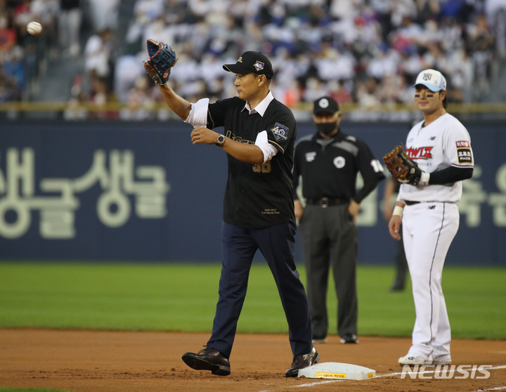 [서울=뉴시스] 조성우 기자 = 16일 오후 서울 송파구 잠실야구장에서 열린 2022 KBO 올스타전 드림 올스타와 나눔 올스타의 경기 전 KBO 40주년 레전드에 선정된 이승엽이 릴레이 시구를 하고 있다. 2022.07.16. xconfind@newsis.com