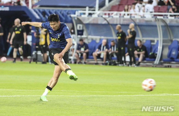 [수원=뉴시스] 김근수 기자 = 16일 오후 경기 수원시 수원월드컵경기장에서 열린 쿠팡플레이시리즈 2차전 토트넘 홋스퍼와 세비야FC의 경기 시작 전, 손흥민이 슛을 하고 있다. 2022.07.16. ks@newsis.com