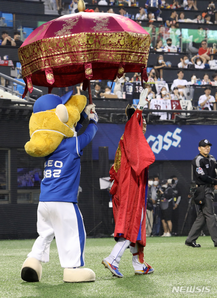 [서울=뉴시스] 조성우 기자 = 16일 오후 서울 송파구 잠실야구장에서 열린 2022 KBO 올스타전 드림 올스타와 나눔 올스타의 경기, 김태군이 곤룡포를 입고 타석에 들어서고 있다. 2022.07.16. xconfind@newsis.com