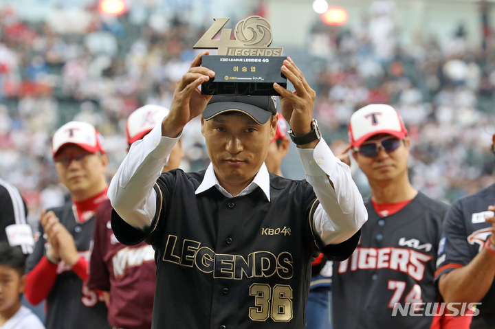 [서울=뉴시스] 조성우 기자 = 16일 오후 서울 송파구 잠실야구장에서 열린 2022 KBO 올스타전 드림 올스타와 나눔 올스타의 경기, KBO 40주년 레전드에 선정된 이승엽이 트로피를 받고 인사하고 있다. 2022.07.16. xconfind@newsis.com