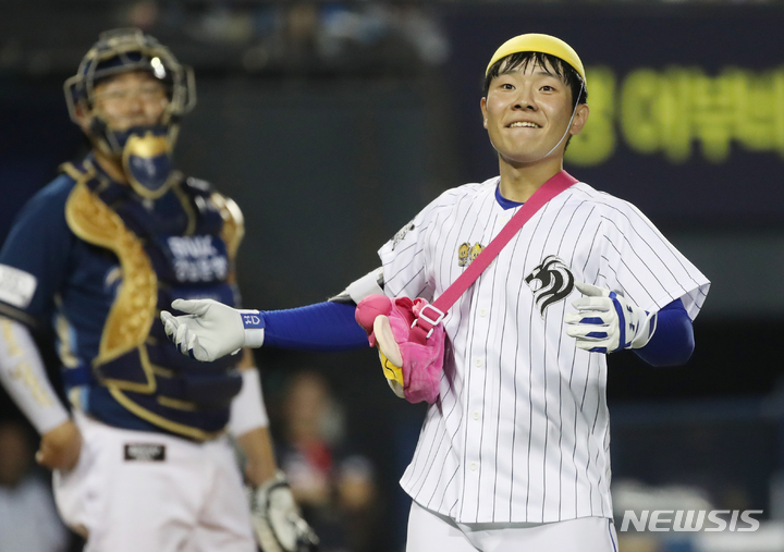 [서울=뉴시스] 조성우 기자 = 16일 오후 서울 송파구 잠실야구장에서 열린 2022 KBO 올스타전 드림 올스타와 나눔 올스타의 경기, 나눔 올스타 1회초 공격 2사 주자 3루서 양의지가 1타점 적시타를 때린 뒤 기뻐하고 있다. 2022.07.16. xconfind@newsis.com