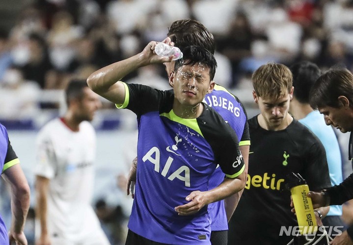 [수원=뉴시스] 김근수 기자 = 16일 오후 경기 수원시 수원월드컵경기장에서 열린 쿠팡플레이시리즈 2차전 토트넘 홋스퍼와 세비야FC의 경기, 토트넘 홋스퍼 손흥민이 얼굴에 물을 뿌리고 있다. 2022.07.16. ks@newsis.com