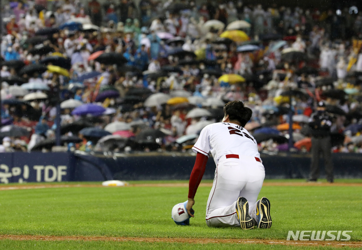 [서울=뉴시스] 조성우 기자 = 16일 오후 서울 송파구 잠실야구장에서 열린 2022 KBO 올스타전 드림 올스타와 나눔 올스타의 경기, 드림 올스타 김광현이 관중석에서 소크라테스의 응원가가 나오자 절을 하고 있다. 2022.07.16. xconfind@newsis.com