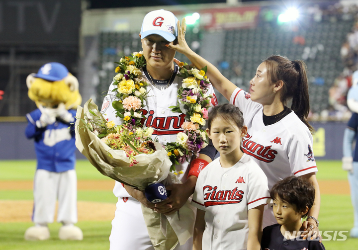 [서울=뉴시스] 조성우 기자 = 16일 오후 서울 송파구 잠실야구장에서 열린 2022 KBO 올스타전 드림 올스타와 나눔 올스타의 경기, 이대호가 클리닝 타임에 진행된 은퇴투어 기념식에서 소감을 말한 뒤 울컥하고 있다. 2022.07.16. xconfind@newsis.com