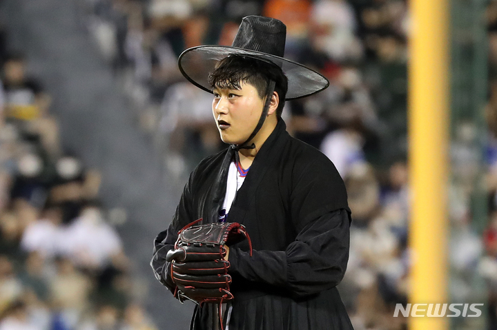 [서울=뉴시스] 조성우 기자 = 16일 오후 서울 송파구 잠실야구장에서 열린 2022 KBO 올스타전 드림 올스타와 나눔 올스타의 경기, 나눔 올스타 6회초 공격때 저승사자 복장을 한 투수 이승현이 마운드에 오르고 있다. 2022.07.16. xconfind@newsis.com