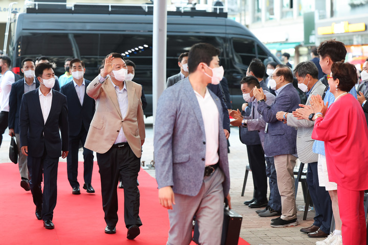 [서울=뉴시스] 윤석열 대통령이 16일 충남 보령 대천해수욕장에서 열린 보령해양머드 박람회에 참석하고 있다. (사진=대통령실 제공) 2022.07.16. photo@newsis.com *재판매 및 DB 금지