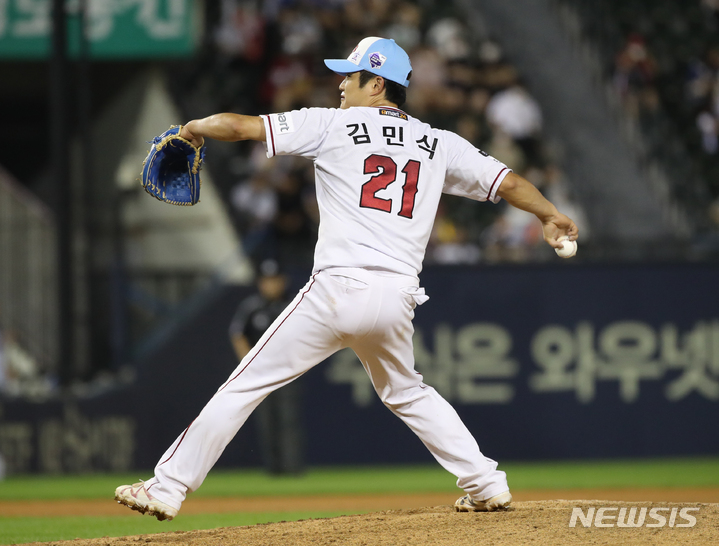 [서울=뉴시스] 조성우 기자 = 16일 오후 서울 송파구 잠실야구장에서 열린 2022 KBO 올스타전 드림 올스타와 나눔 올스타의 경기, 연장 10회초 승부치기 투수로 등판한 김민식이 역투하고 있다. 2022.07.16. xconfind@newsis.com