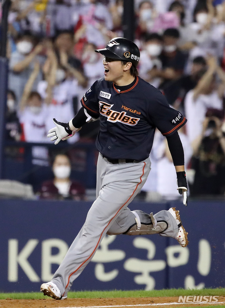 [서울=뉴시스] 조성우 기자 = 16일 오후 서울 송파구 잠실야구장에서 열린 2022 KBO 올스타전 드림 올스타와 나눔 올스타의 경기, 나눔 올스타 10회초 승부치기 2사 주자 2, 3루서 정은원이 3점 홈런을 때린 뒤 기뻐하고 있다. 2022.07.16. xconfind@newsis.com