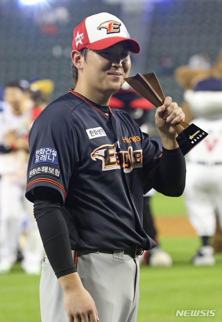 [서울=뉴시스] 조성우 기자 = 16일 오후 서울 송파구 잠실야구장에서 열린 2022 KBO 올스타전 드림 올스타와 나눔 올스타의 경기, 나눔 올스타가 연장 승부치기 끝에 6-3 승리를 거뒀다. 올스타전 MVP를 차지한 나눔올스타 정은원이 트로피를 들고 포즈를 취하고 있다. 2022.07.16. xconfind@newsis.com