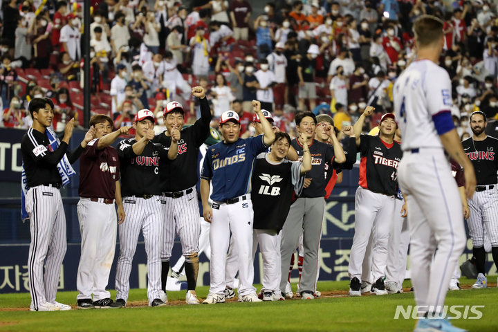 [서울=뉴시스] 조성우 기자 = 16일 오후 서울 송파구 잠실야구장에서 열린 2022 KBO 올스타전 드림 올스타와 나눔 올스타의 경기, 나눔 올스타가 연장 승부치기 끝에 6-3 승리를 거뒀다. 나눔 올스타 선수들이 기뻐하고 있다.2022.07.16.